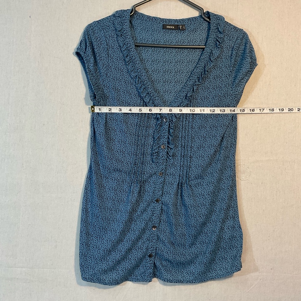 Mossimo Supply Co. Women's cool BlueRuffle Top, Large, button up , abstract A+ - Picture 5 of 6